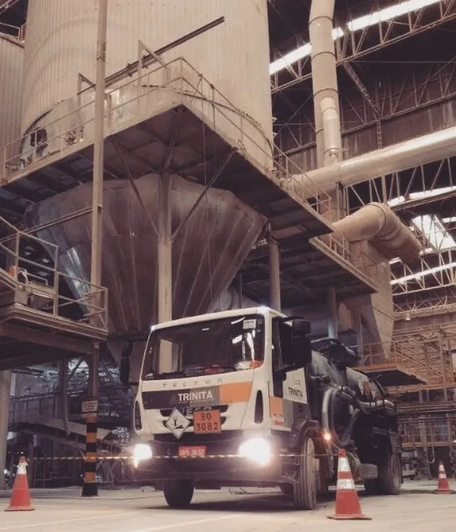 Caminhão da Trinitá em atendimento industrial